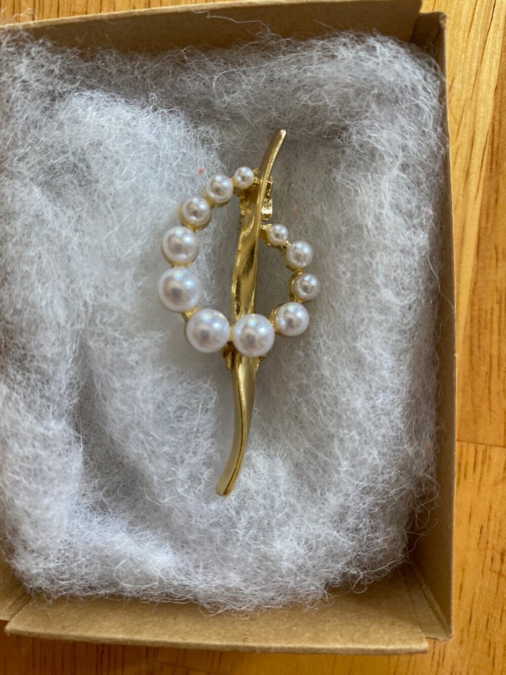 Decorative pearl brooch; Music note brooch